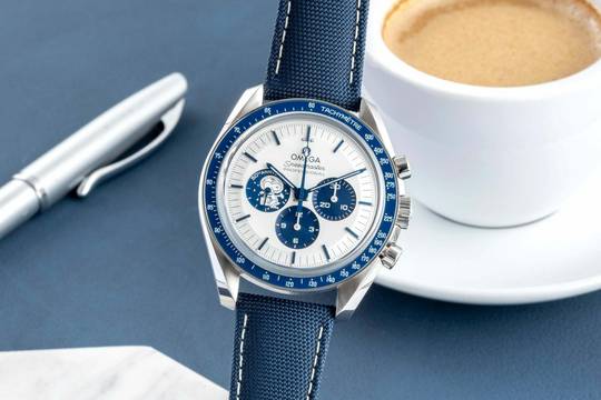  Omega Speedmaster Professional Moonwatch Silver Snoopy Award 310.32.42.50.02.001 B&P 2024 
