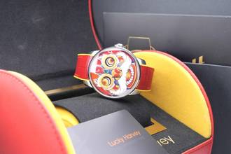 Thumbnail von Lucky Harvey Red Lion Dance Moving Eye - ungetragen - Box+Papiere Red Lion 2025
