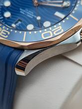 Thumbnail von Omega Seamaster Diver 300 M 42mm 210.22.42.20.03.002 Blauwe wijzerplaat Sedna Goud/Staal Zeer goed Compleet met doos 11-2023