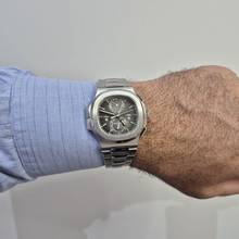 Thumbnail von Patek Philippe Nautilus Travel Time Flyback Chronograph 40,5 мм Полностью