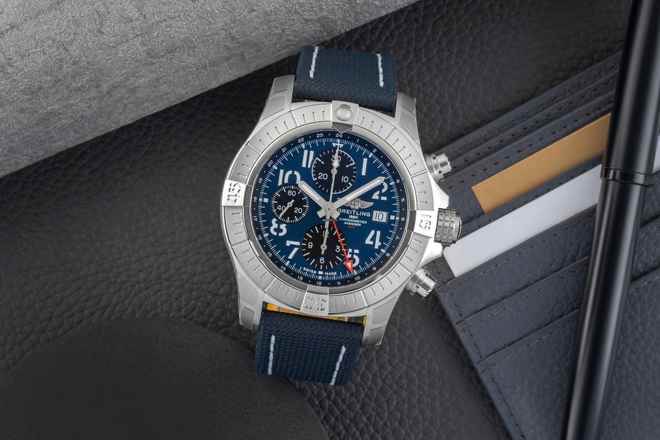  Breitling Avenger Chronograph GMT Stahl Automatik Ref. A24315101C1X1 B&P New 