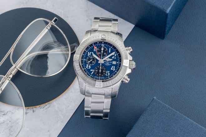  Breitling Avenger Chronograph GMT 45 Stahl Automatik Ref. A24315101C1A1 B&P New 