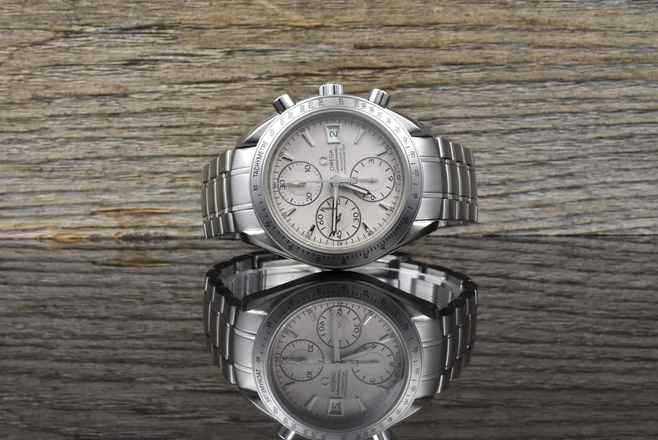 Omega Speedmaster Date 40 Gümüş / Beyaz Kadran Otomatik