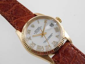 Thumbnail von Rolex Datejust 31 18 Karat Gelbgold Datejust 31 mm Medium mit Krokoband und original Schließe im Top Zustand von 1977 weiß / römisch