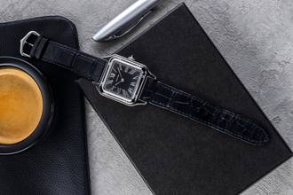 Thumbnail von Cartier Santos Dumont Black Lacquer Handaufzug Herrenuhr Ref. WSSA0046 B&P 2024