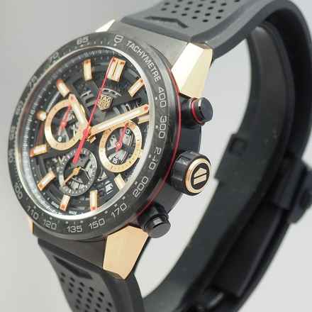 TAG Heuer Carrera Calibre Heuer 02 Kronograf Sınırlı Üretim Karbon / Gül altını