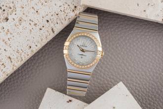 Thumbnail von Omega Constellation Quartz Çelik/Kırmızı Altın MOP Elmas Ref.123.25.24.60.55.006