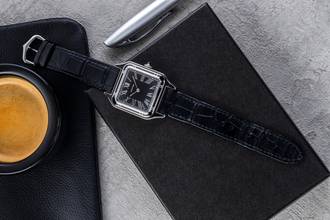 Thumbnail von Cartier Santos Dumont Black Lacquer Handaufzug Herrenuhr Ref. WSSA0046 B&P 2024