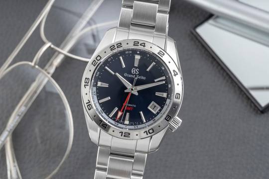  Grand Seiko Sport Collection GMT Blue Dial Stahl Automatik Herrenuhr SBGM245 B&P 