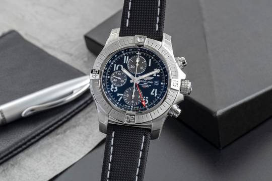 Breitling Avenger Chronograph GMT 45 Stahl Automatik Ref. A24315101B1X1 B&P New