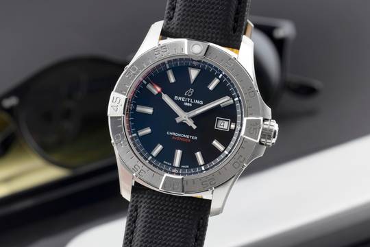 Breitling Avenger 42 Edelstahl Automatik Herrenuhr Ref. A17328101B1X1 B&P 2024