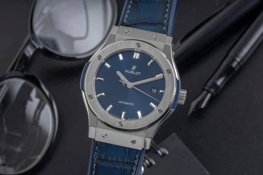  Hublot Classic Fusion 42 Blue Titan Automatik Herrenuhr Ref. 542.NX.7170.LR 