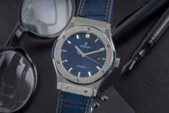  Hublot Classic Fusion 42 Blue Titan Automatik Herrenuhr Ref. 542.NX.7170.LR 