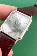 Thumbnail von Omega Classic Very Rare Quarz in 950 Solid Platinum Structured Dial Vintage