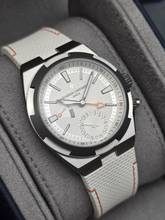 Thumbnail von Vacheron Constantin Overseas Dual Time Kardinalpunkte Norden 41mm 7930V/210T-H073 Weißes Zifferblatt Ungetragen/Neuwertig Vollständiges Set 07-2026