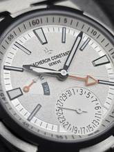 Thumbnail von Vacheron Constantin Overseas Dual Time Kardinalpunkte Norden 41mm 7930V/210T-H073 Weißes Zifferblatt Ungetragen/Neuwertig Vollständiges Set 07-2026