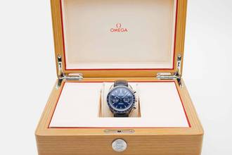 Thumbnail von Omega Speedmaster Moonwatch Chronograph neuwertige Titan Speedy Zifferblatt Blau aus 2024