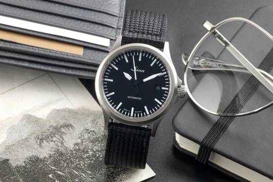  Sinn 556 Stahl Automatik Herrenuhr Ref. 556.010 Box & Papiere 2025 