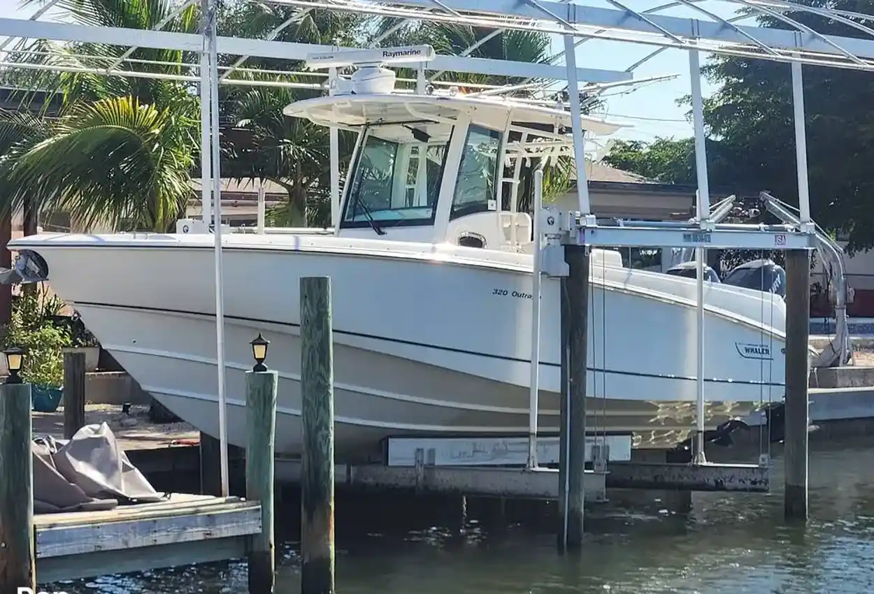 Boston Whaler 320 Outrage