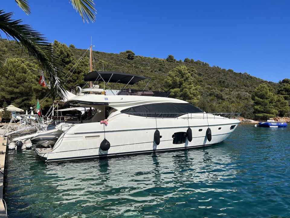 Ferretti 592
