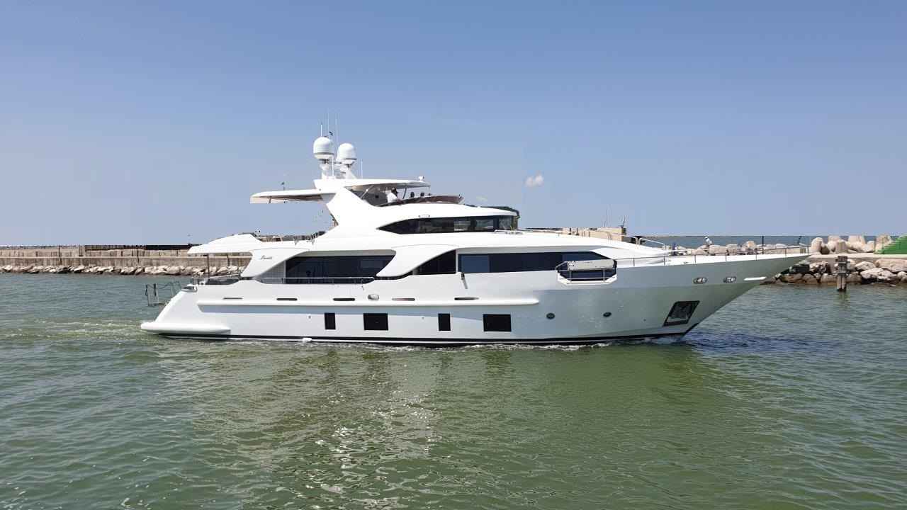 Benetti Delfino 93