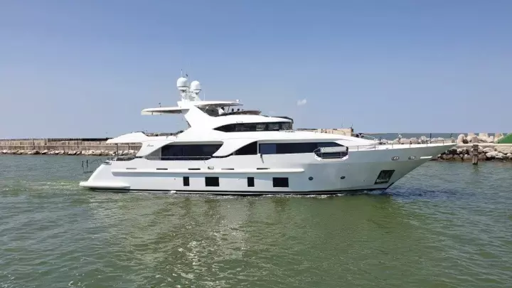 Benetti Delfino 93
