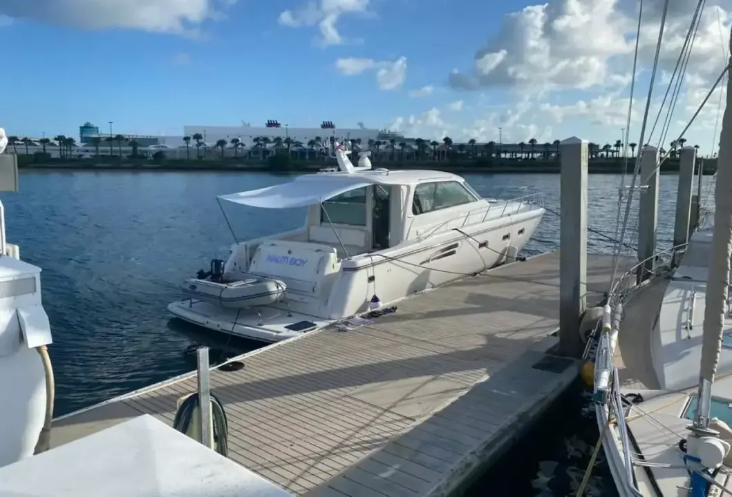 Tiara Yachts 5200 Sovran Salon