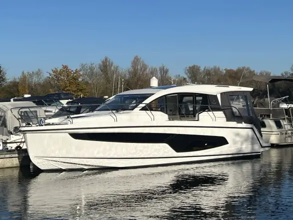 Sealine C335 Low hours