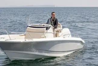 Thumbnail von Boston Whaler 220 Dauntless