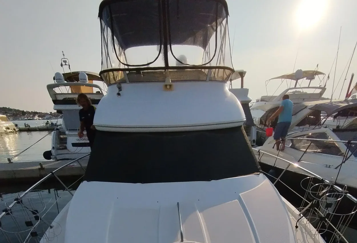 Thumbnail von Meridian 341 Sedan