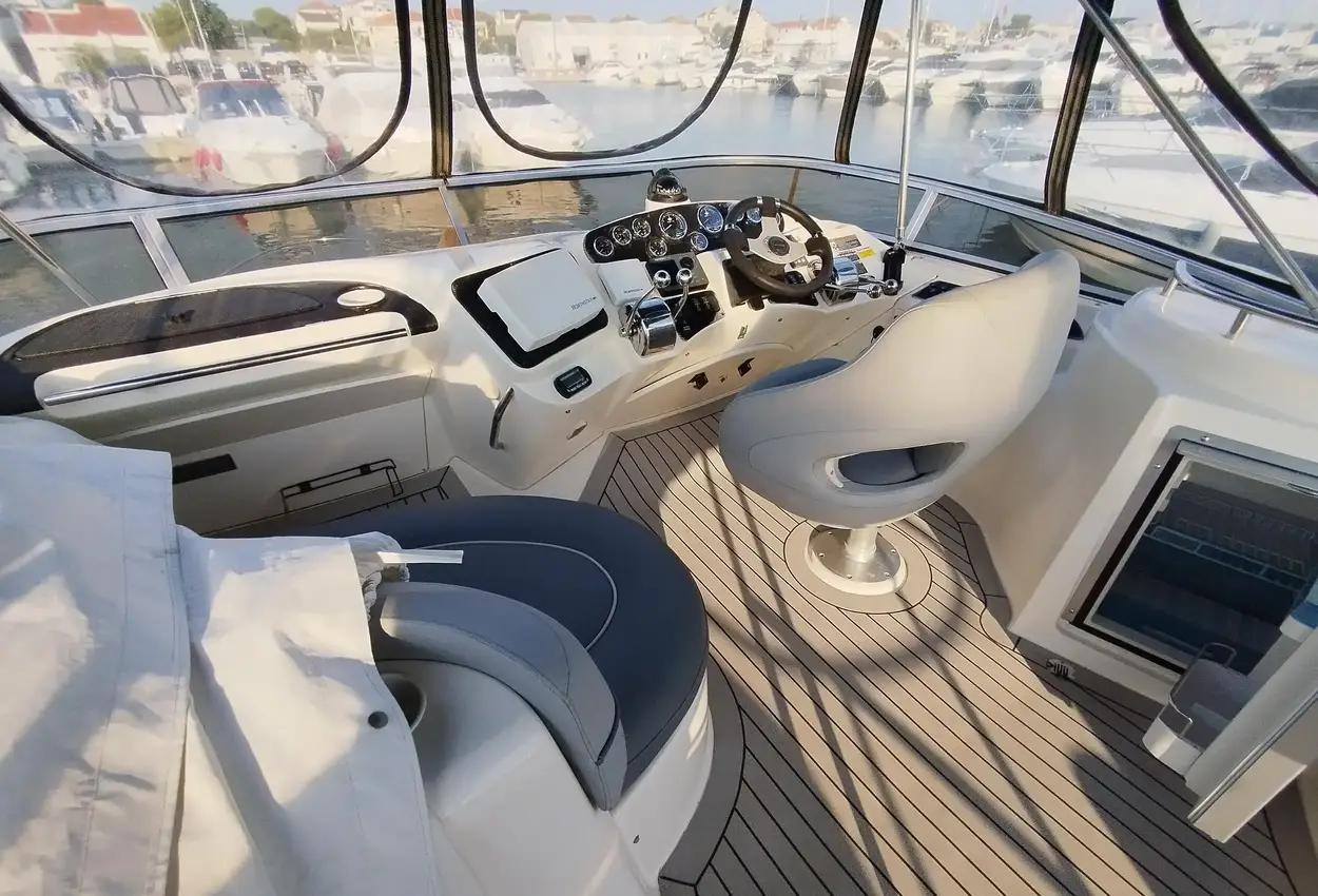 Thumbnail von Meridian 341 Sedan