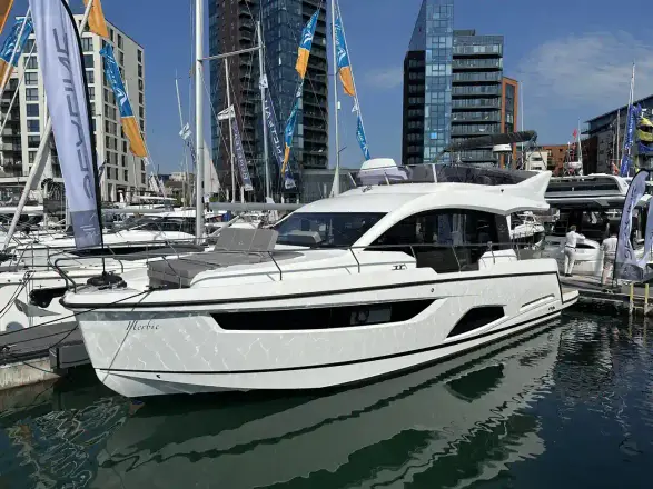 Sealine F430 3 cabin layout