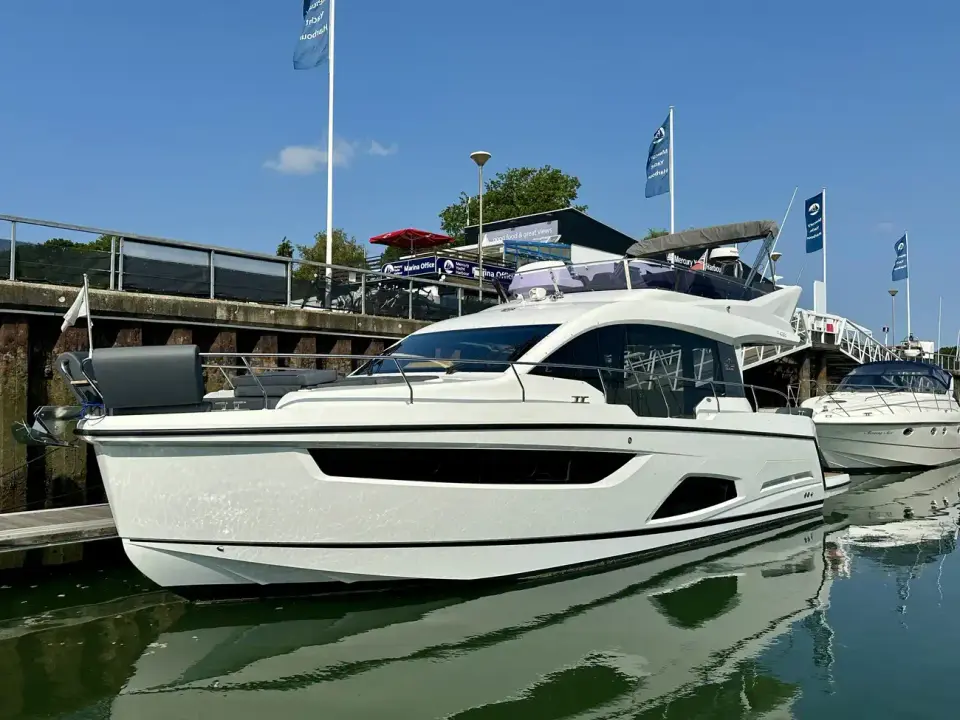 Sealine F430 Raymarine navigation suite