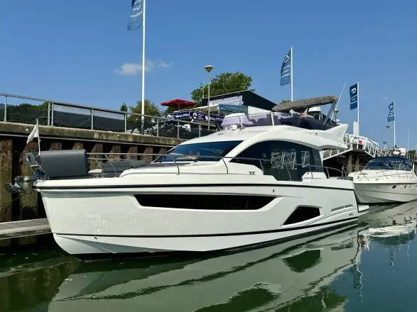 Sealine F430 Raymarine navigation suite