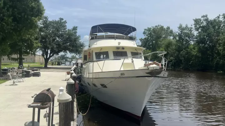 Trader Med Yacht w- Cockpit Island Angel