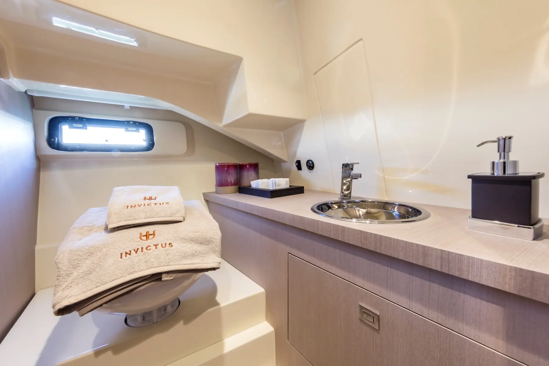 Thumbnail von Invictus 240 FX