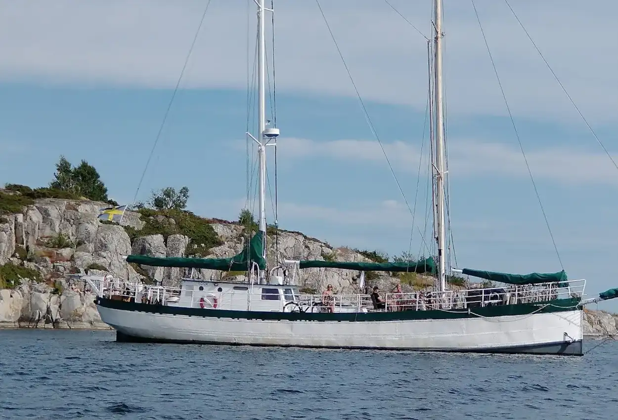 Custom Schooner Sitting Bull 19.80