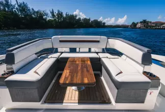 Thumbnail von Tiara Yachts 43LS
