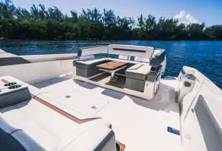 Thumbnail von Tiara Yachts 43LS