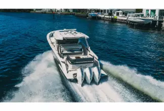 Thumbnail von Tiara Yachts 43LS