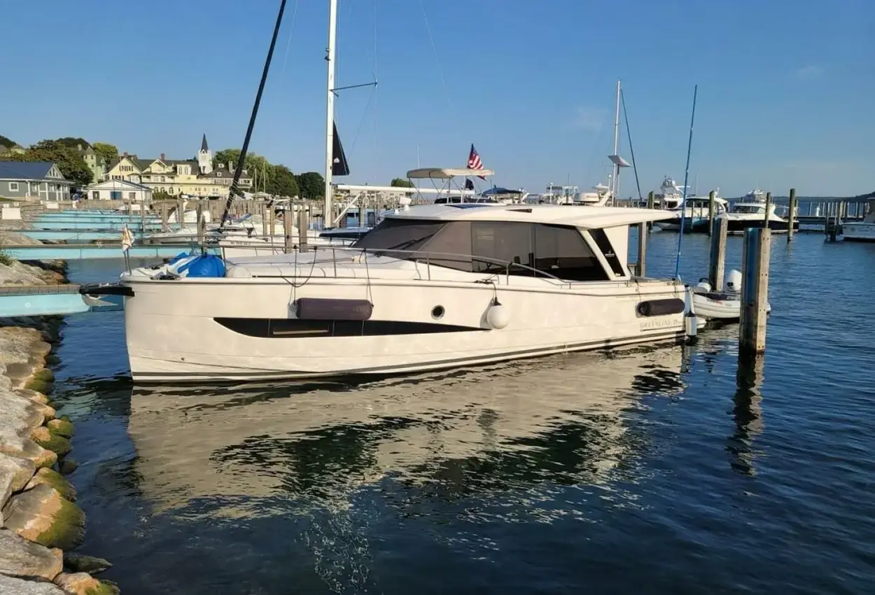 Greenline 39 Hybrid Harbor Lights