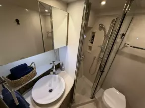 Thumbnail von Cruisers Yachts 45 Cantius To The Moon And Back