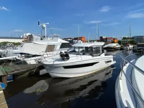 Thumbnail von Jeanneau Merry Fisher 895 Offshore Jeanneau Merry Fisher 895 offshore met Joystick Suzuki Electric steer by wire Stuursysteem