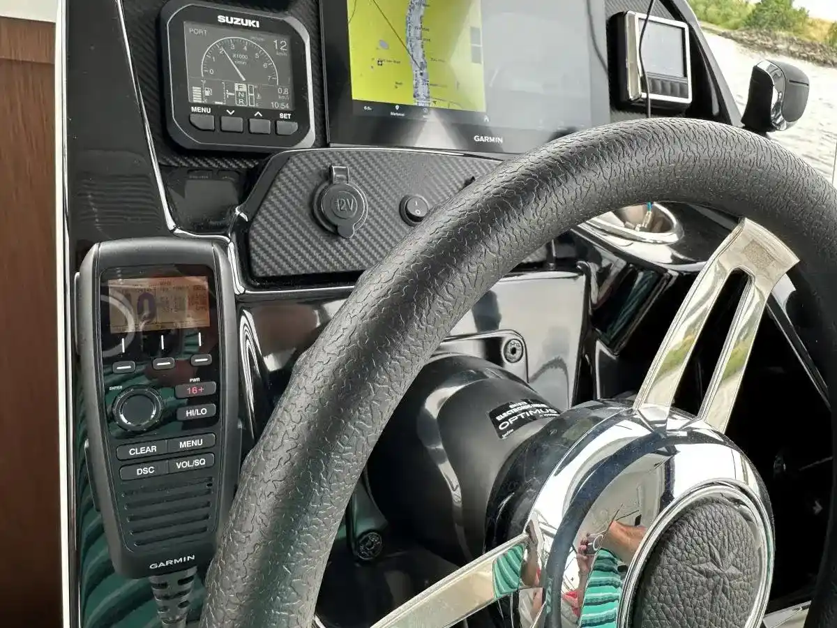 Thumbnail von Jeanneau Merry Fisher 895 Offshore Jeanneau Merry Fisher 895 offshore met Joystick Suzuki Electric steer by wire Stuursysteem