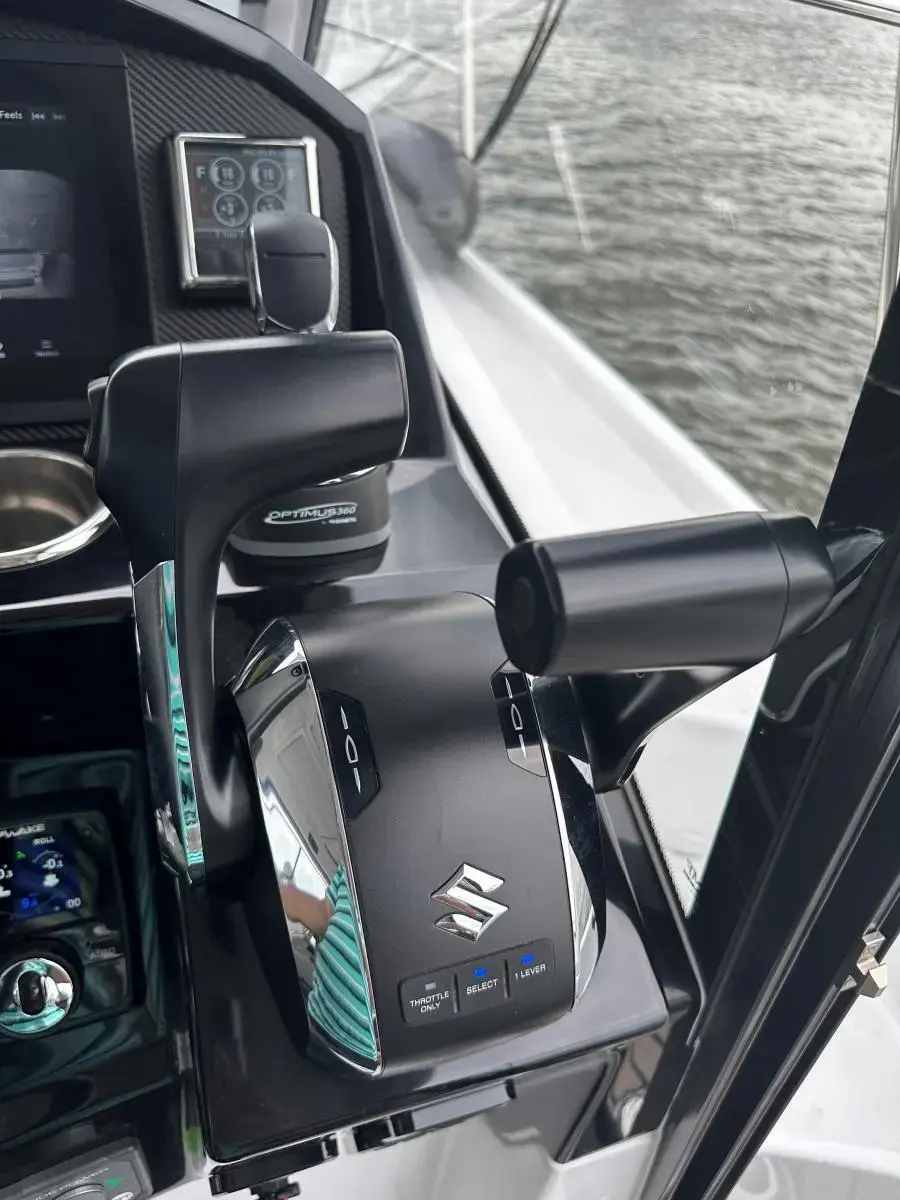 Thumbnail von Jeanneau Merry Fisher 895 Offshore Jeanneau Merry Fisher 895 offshore met Joystick Suzuki Electric steer by wire Stuursysteem