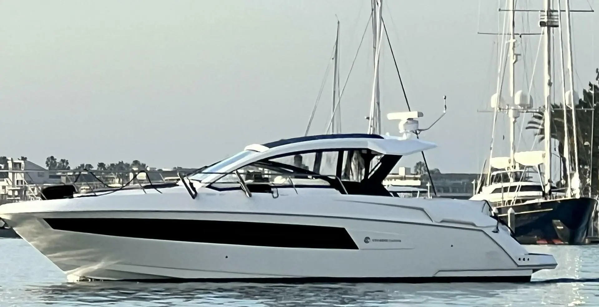 Cruisers Yachts 390 Express Coupe LUX LIFE