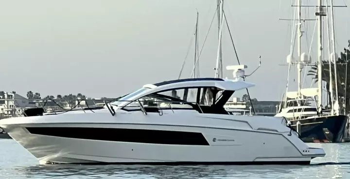Cruisers Yachts 390 Express Coupe LUX LIFE