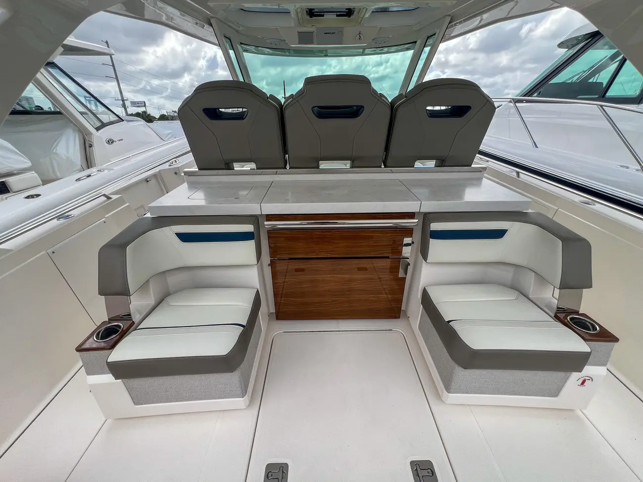 Thumbnail von Tiara Yachts 38 LS