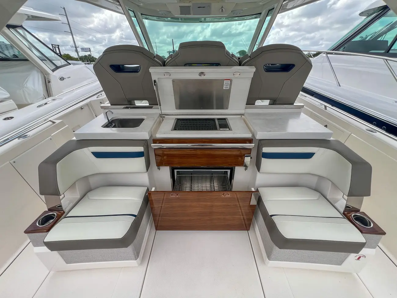 Thumbnail von Tiara Yachts 38 LS