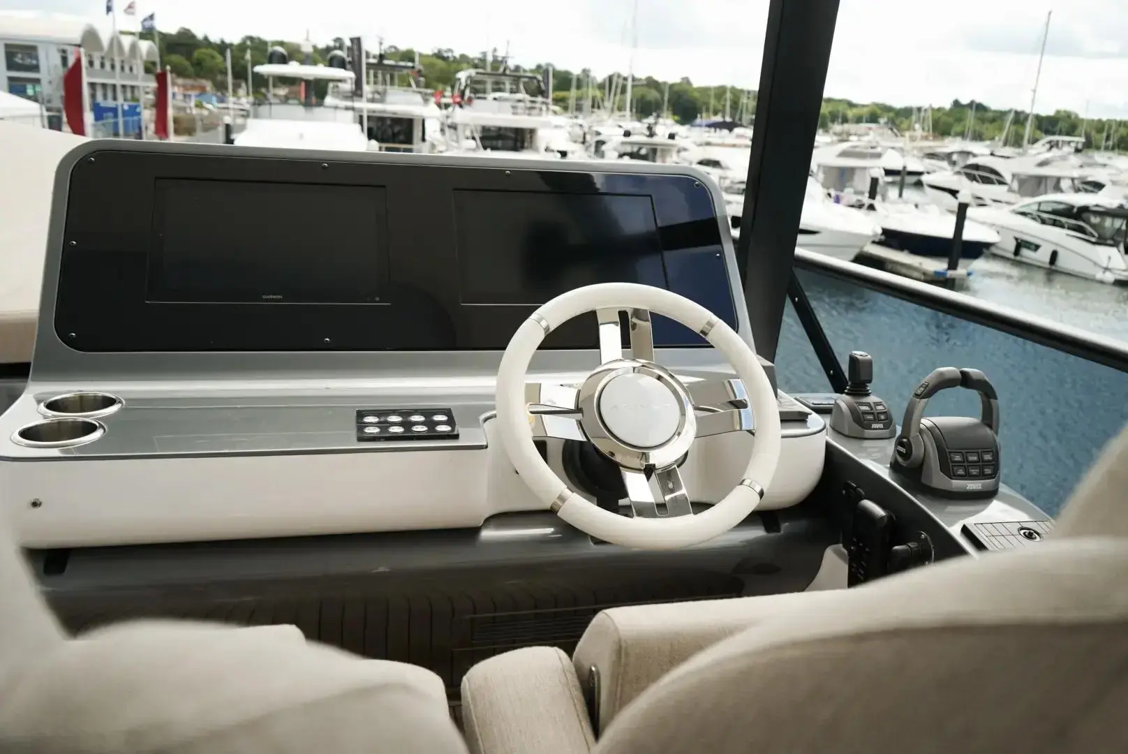 Thumbnail von Azimut 68